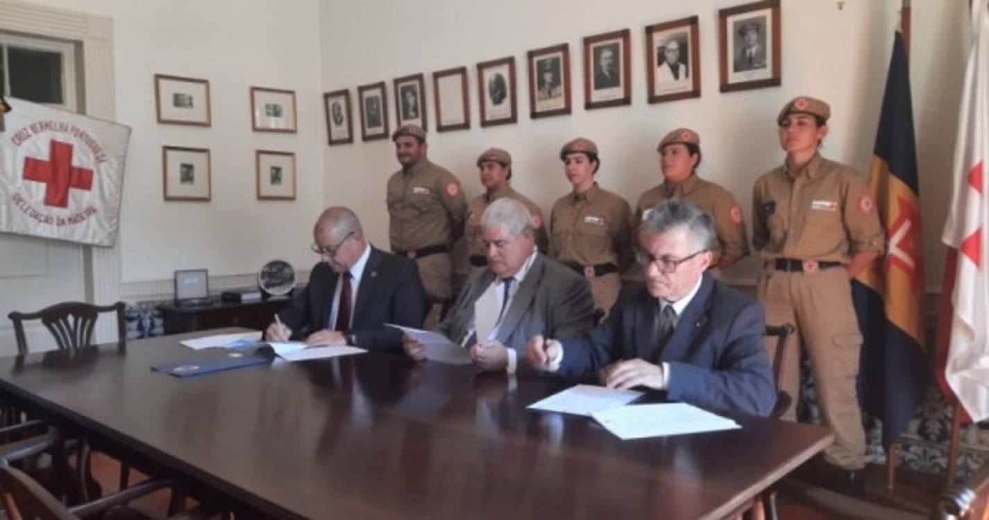 Cruz Vermelha recebe ambulância e verba para ajuda nos novos uniformes