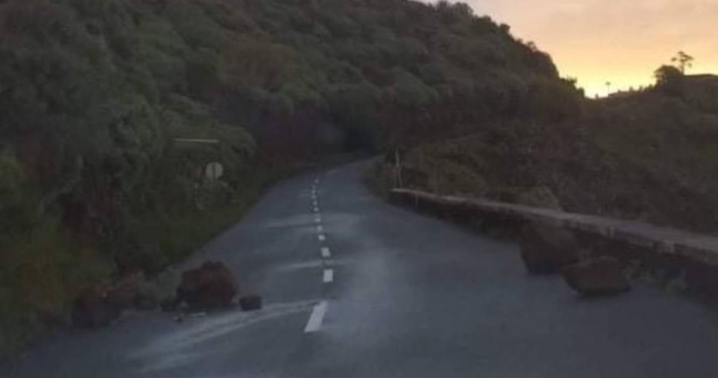 Estrada que liga Arco da Calheta e Canhas condicionada por queda de pedras