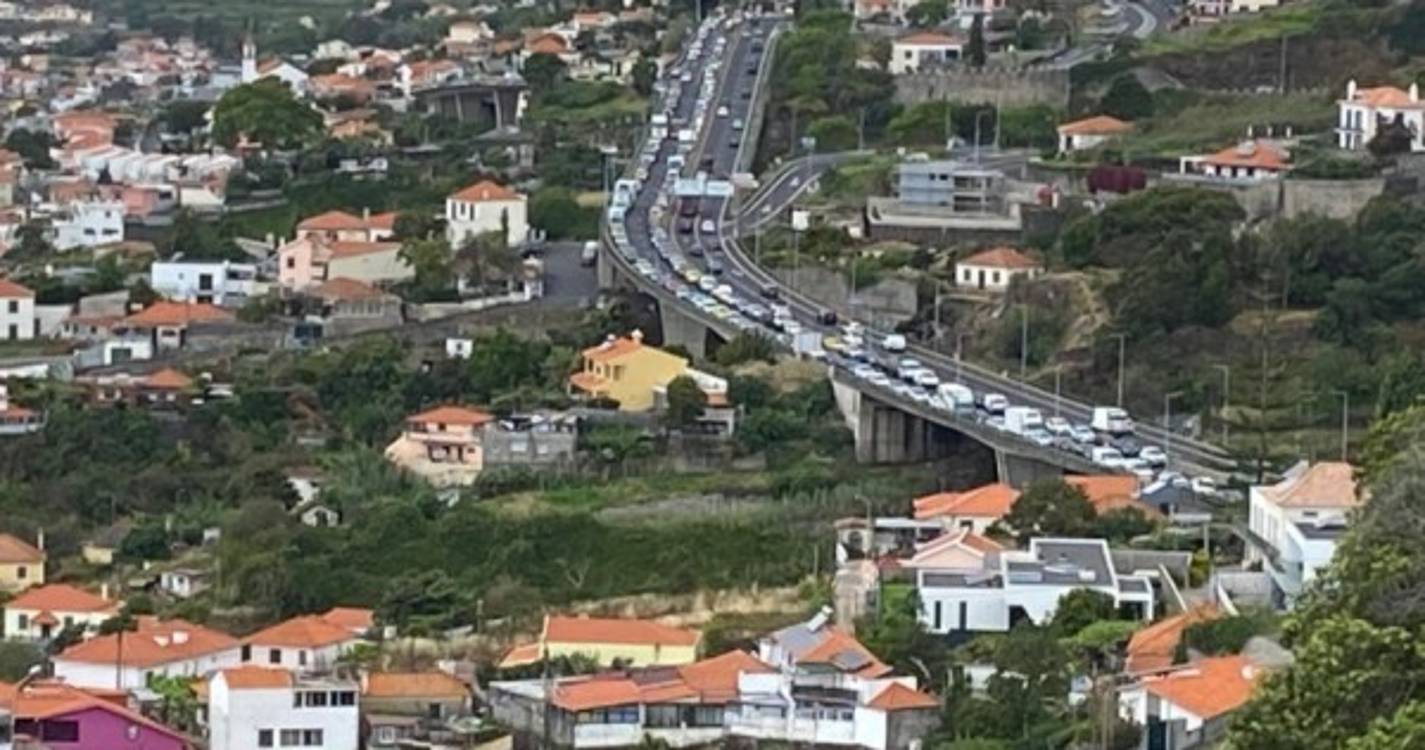Vídeo mostra trânsito parado na via rápida após acidente em cadeia