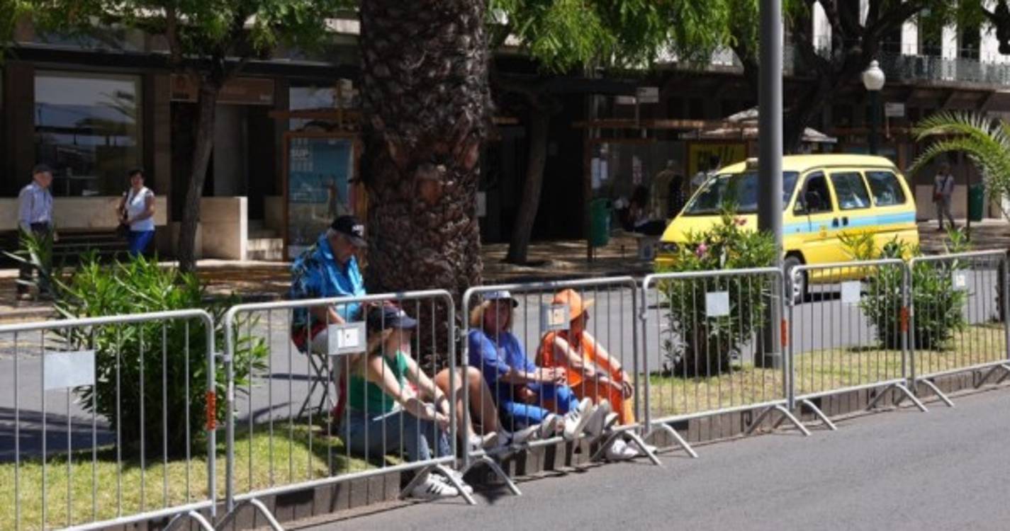 Populares começam a guardar lugar para assistir ao cortejo da Festa da Flor