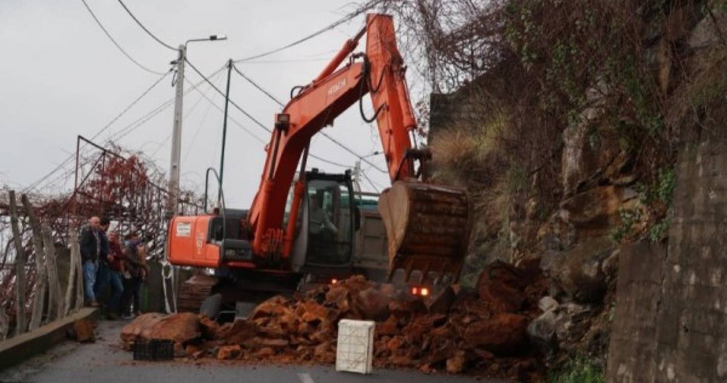 Limpeza de estrada obstruída em Câmara de Lobos já começou (com fotos)