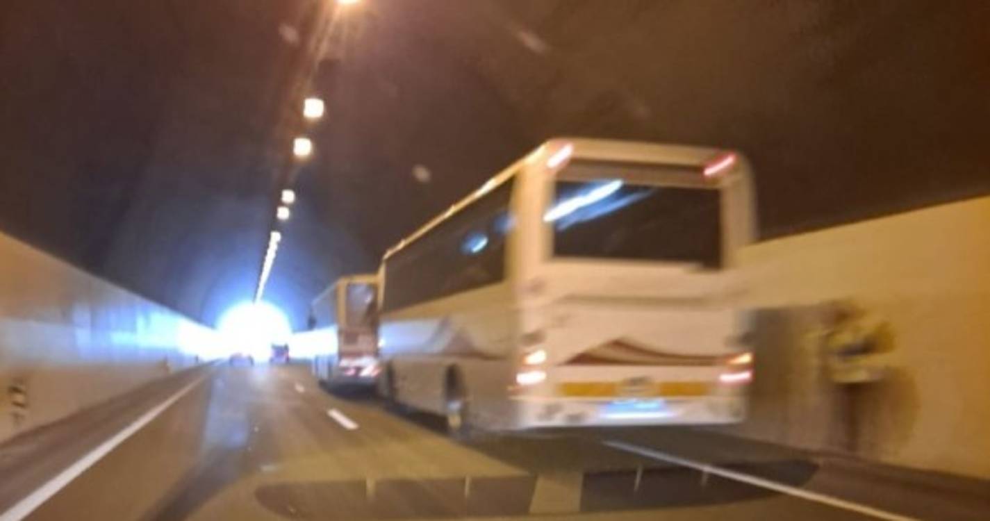 Dois autocarros 'parados' na Via Rápida