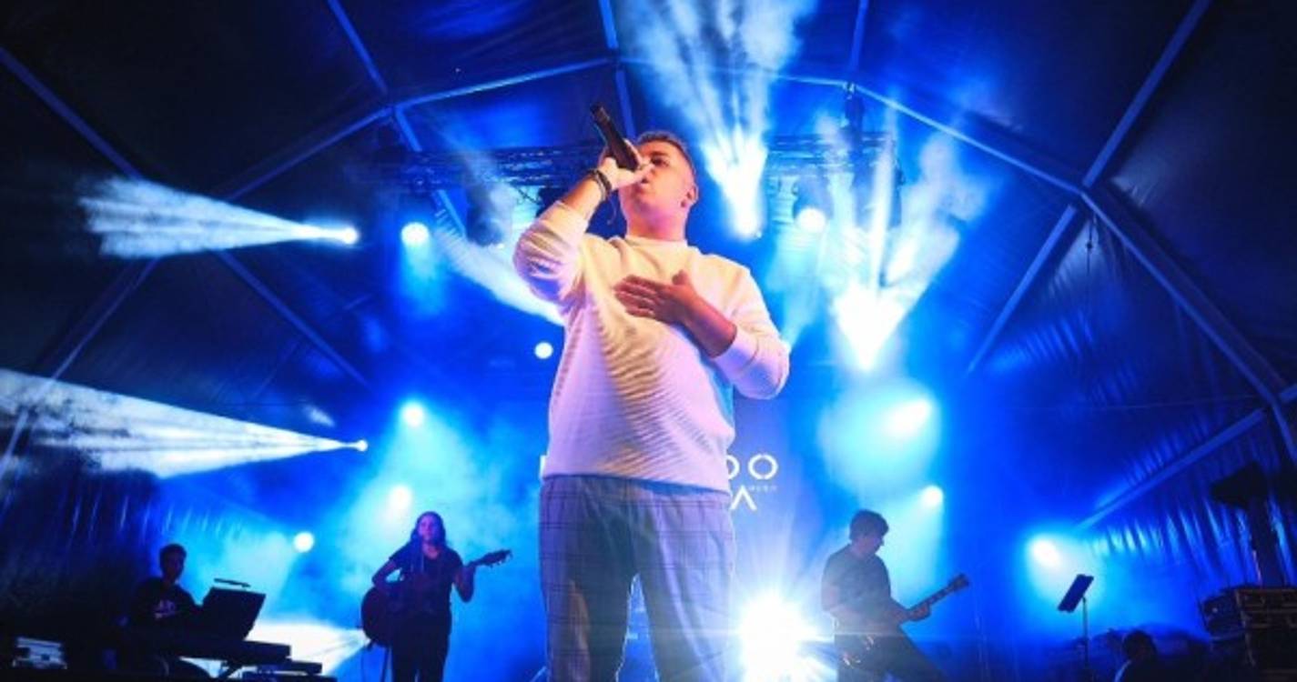 Músico Bernardo Baptista atua este domingo na Praça do Povo