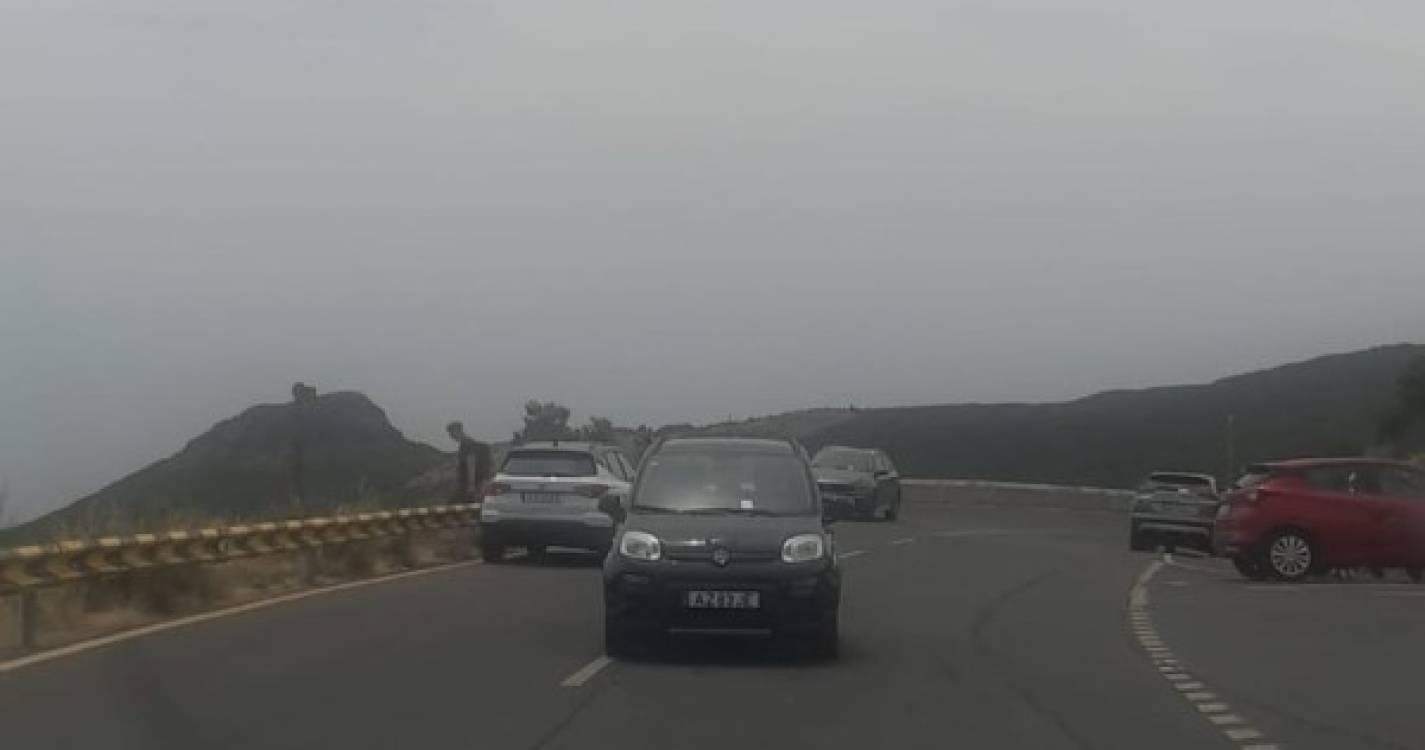 Carro multado parado a meio da estrada dificultou trânsito no Pico do Areeiro
