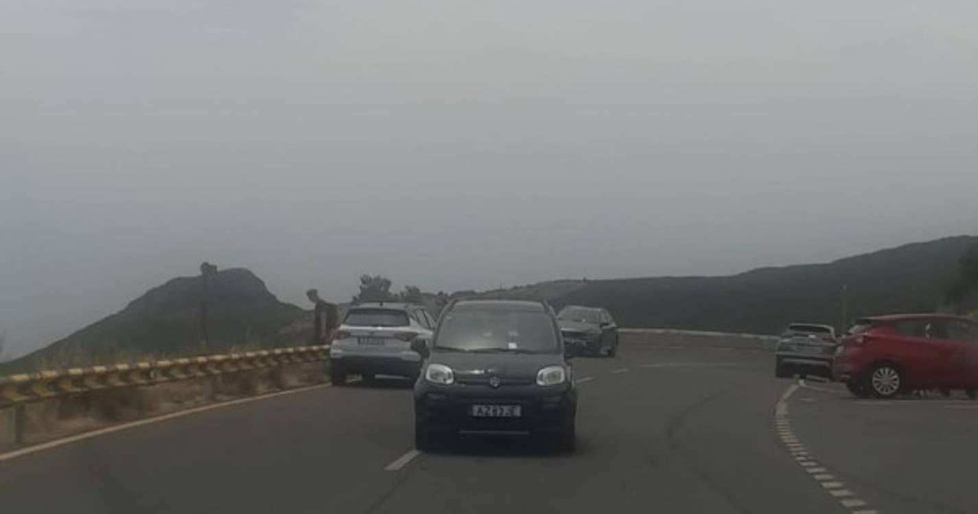 Carro multado parado a meio da estrada dificultou trânsito no Pico do Areeiro