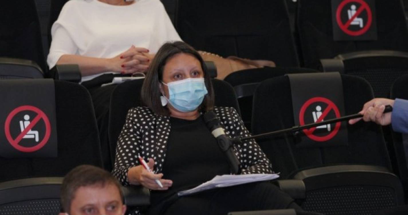 Jornadas Madeira 2021: Deputada Cláudia Gomes denuncia &#34;esbanjar de dinheiro público em cadeiras e cortinas de luxo&#34;