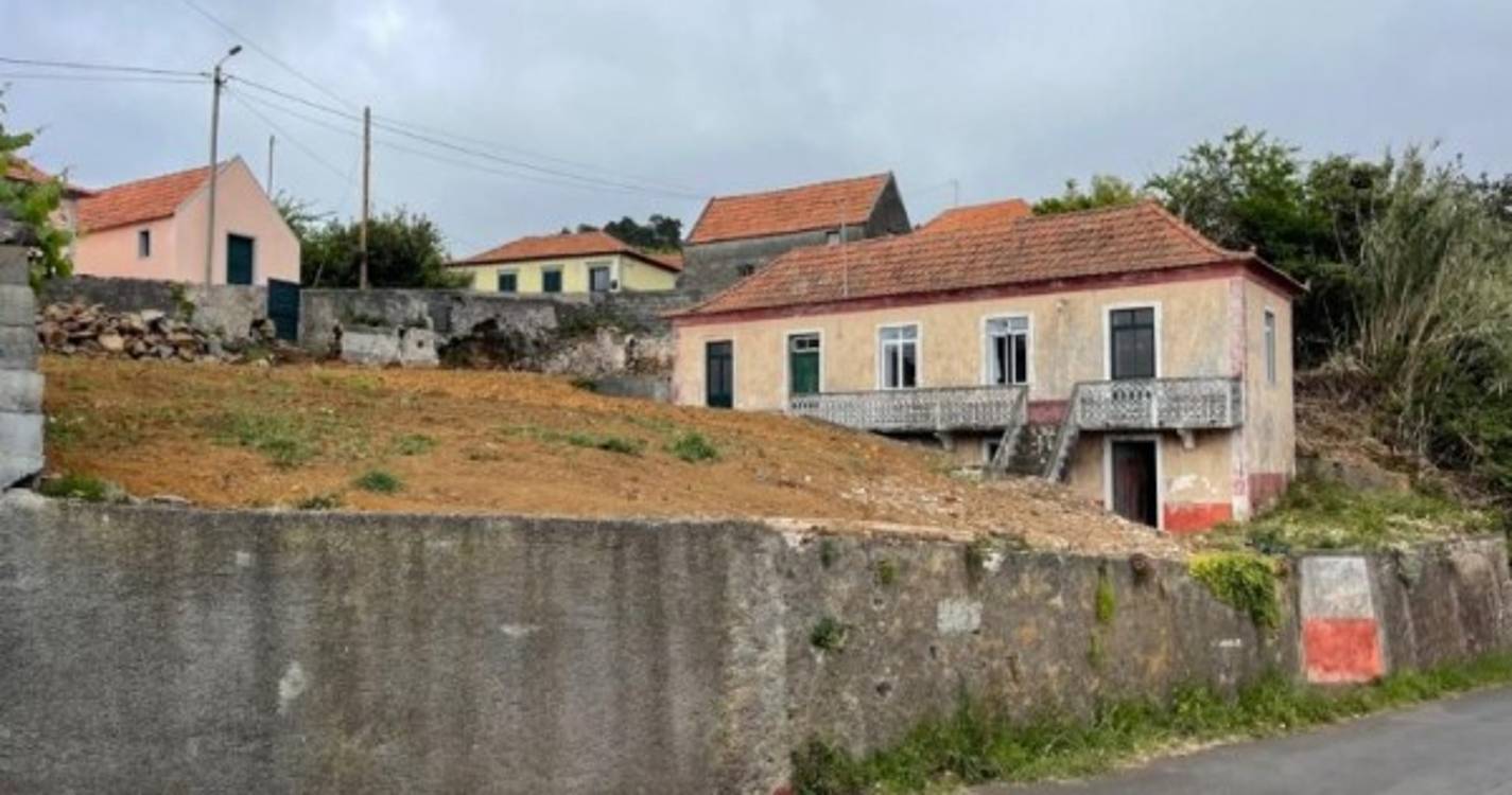 MORADIA POR RECUPERAR - FAJÃ DA OVELHA (CALHETA)