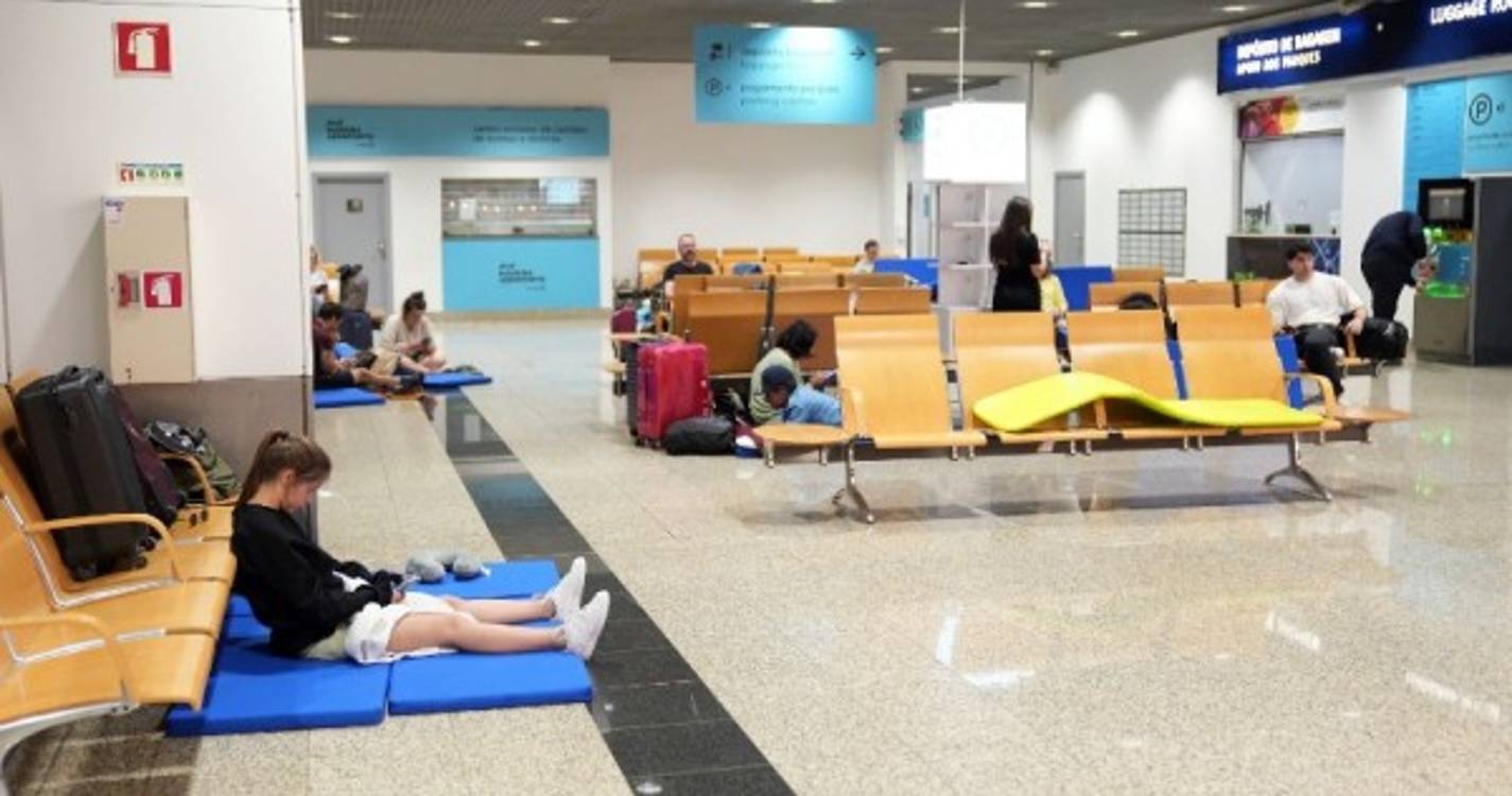 Obrigados a ‘dormir’ no aeroporto, passageiros receberam colchões, mantas e comida