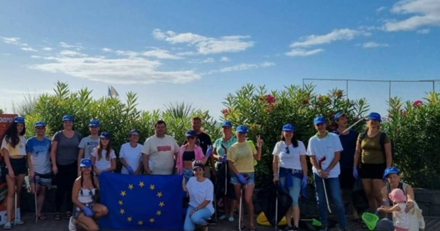 Ação de limpeza contou com 24 voluntários na Praia da Banda D'Além
