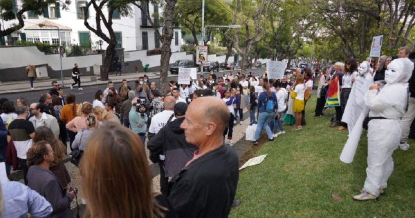Manifestação contra as novas medidas reúne dezenas à porta da Quinta Vigia (com vídeo e fotos)