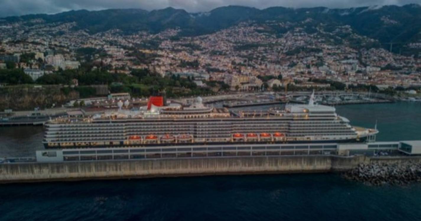 Queen Elizabeth hoje no Porto do Funchal com 2.818 pessoas