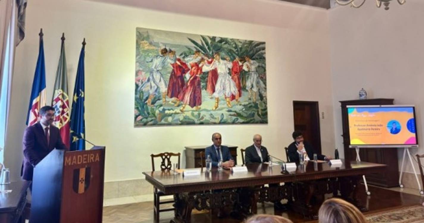 Governo Regional presta homenagem ao professor João Apolinário