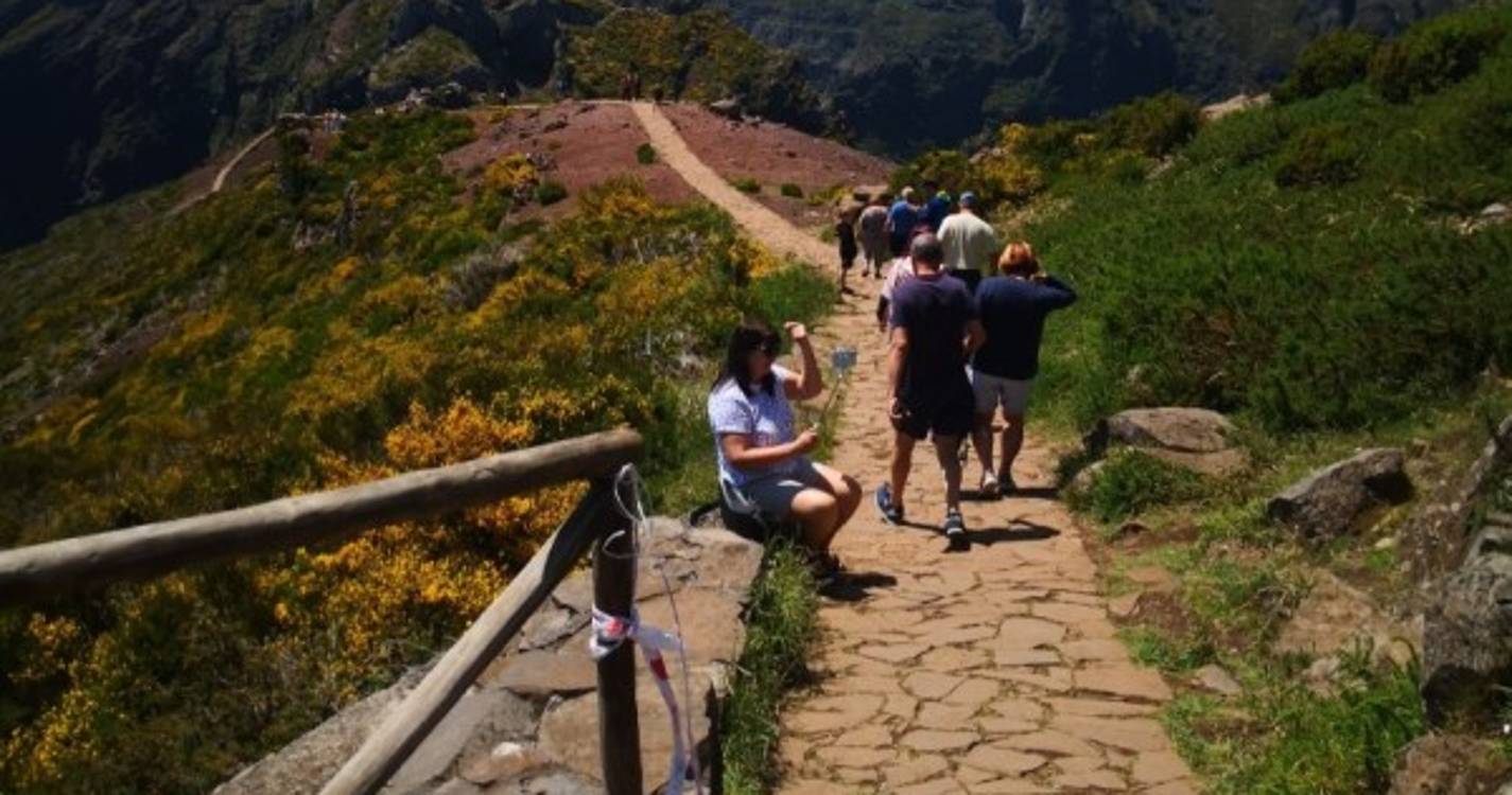 Caminhantes passeiam em percurso ainda fechado pelo IFCN no Pico do Areeiro