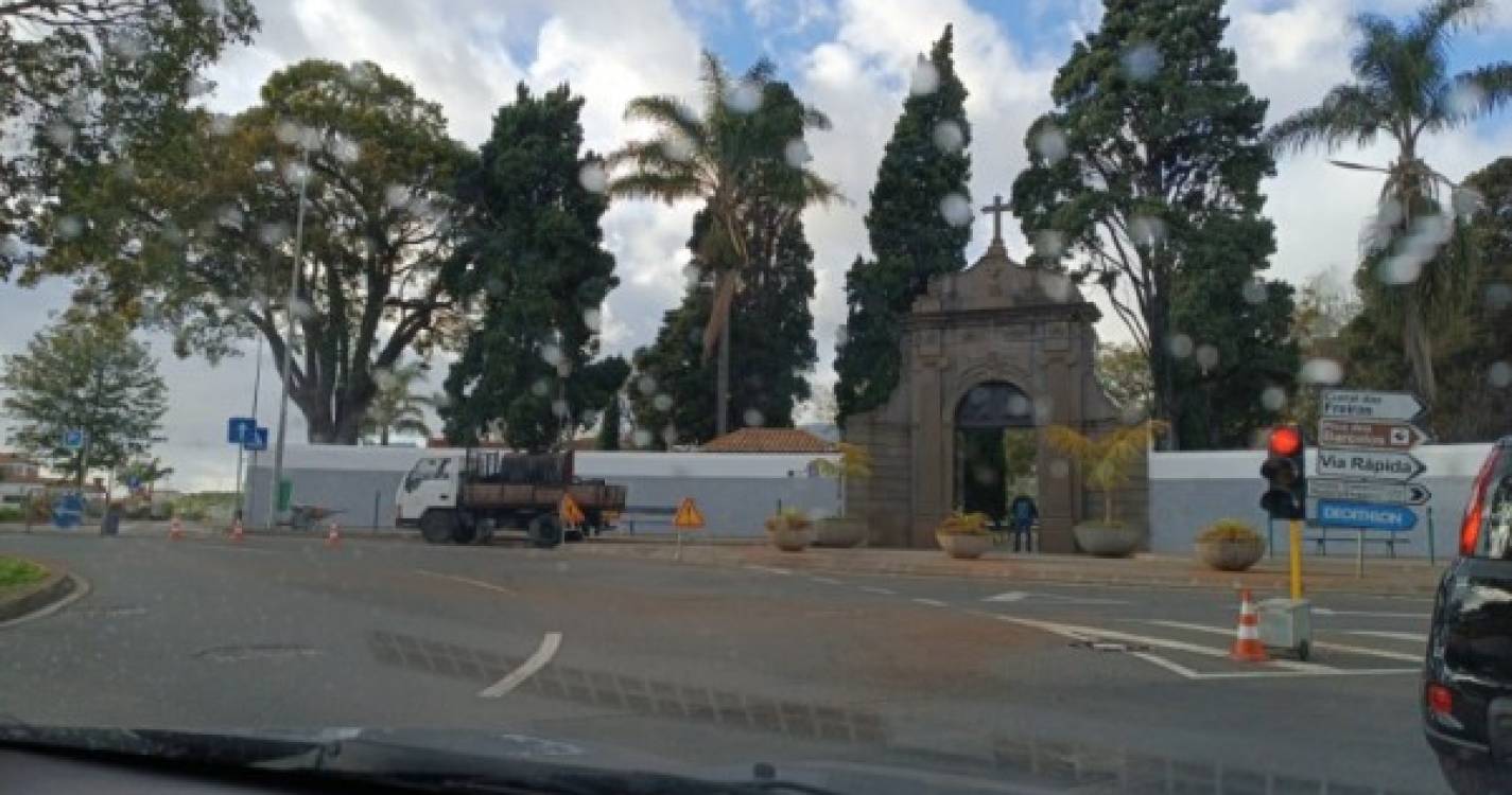 Obras complicam trânsito junto ao cemitério de São Martinho