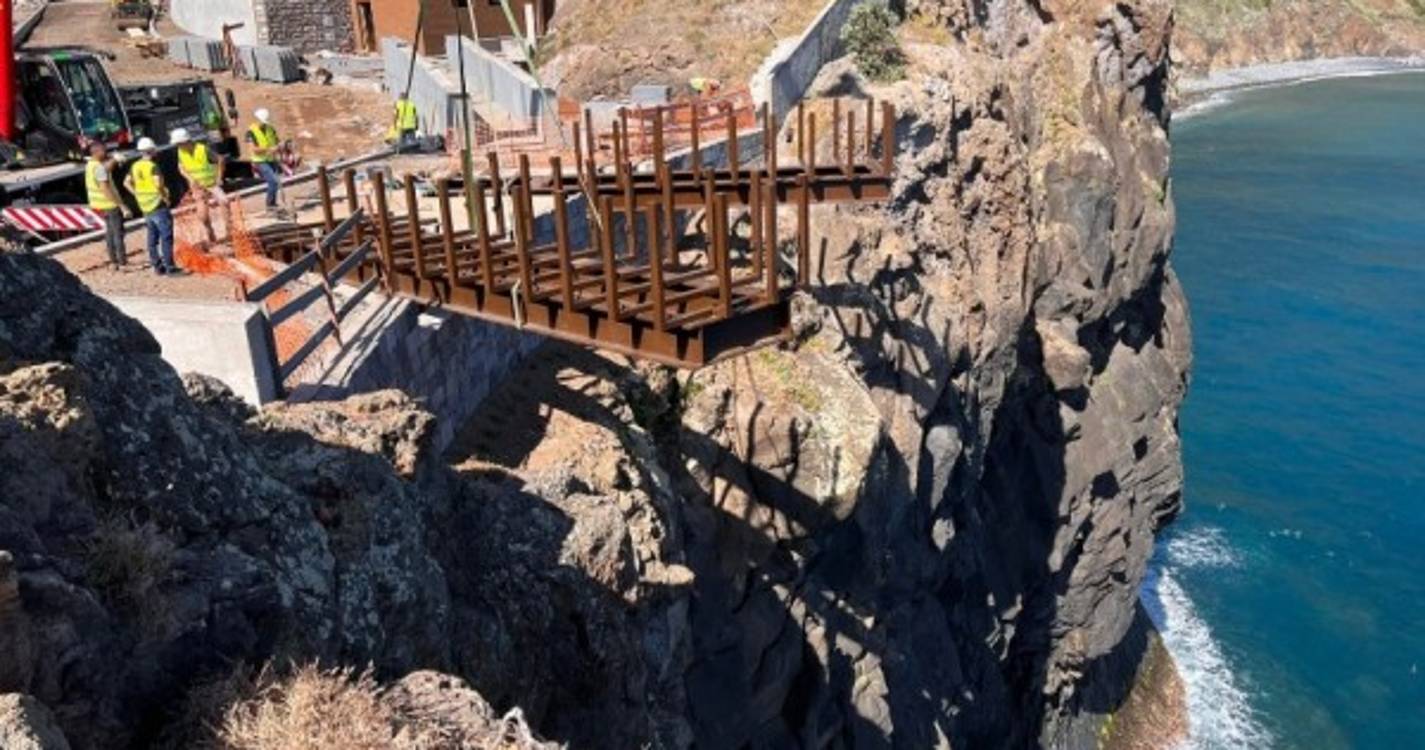 Fotos mostram como está a ficar o miradouro do Guindaste no Faial