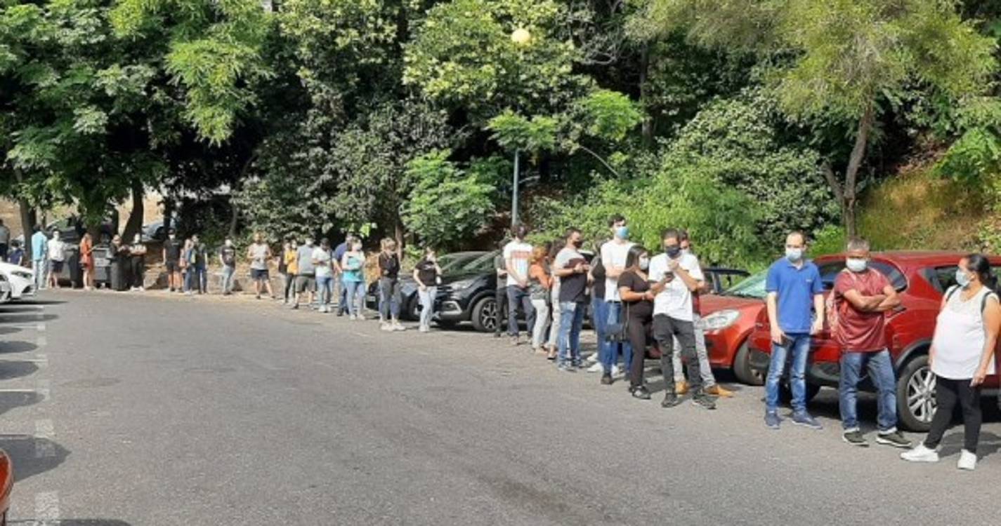 Longa fila para vacina da AstraZeneca com muitos jovens à espera (com fotos)