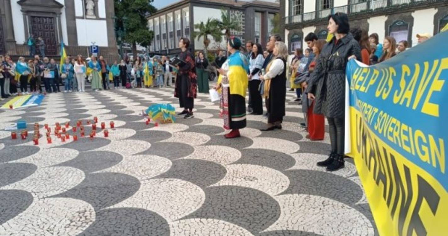 Ucrânia: Vigília em memória dos mortos junta dezenas de pessoas no Largo do Município