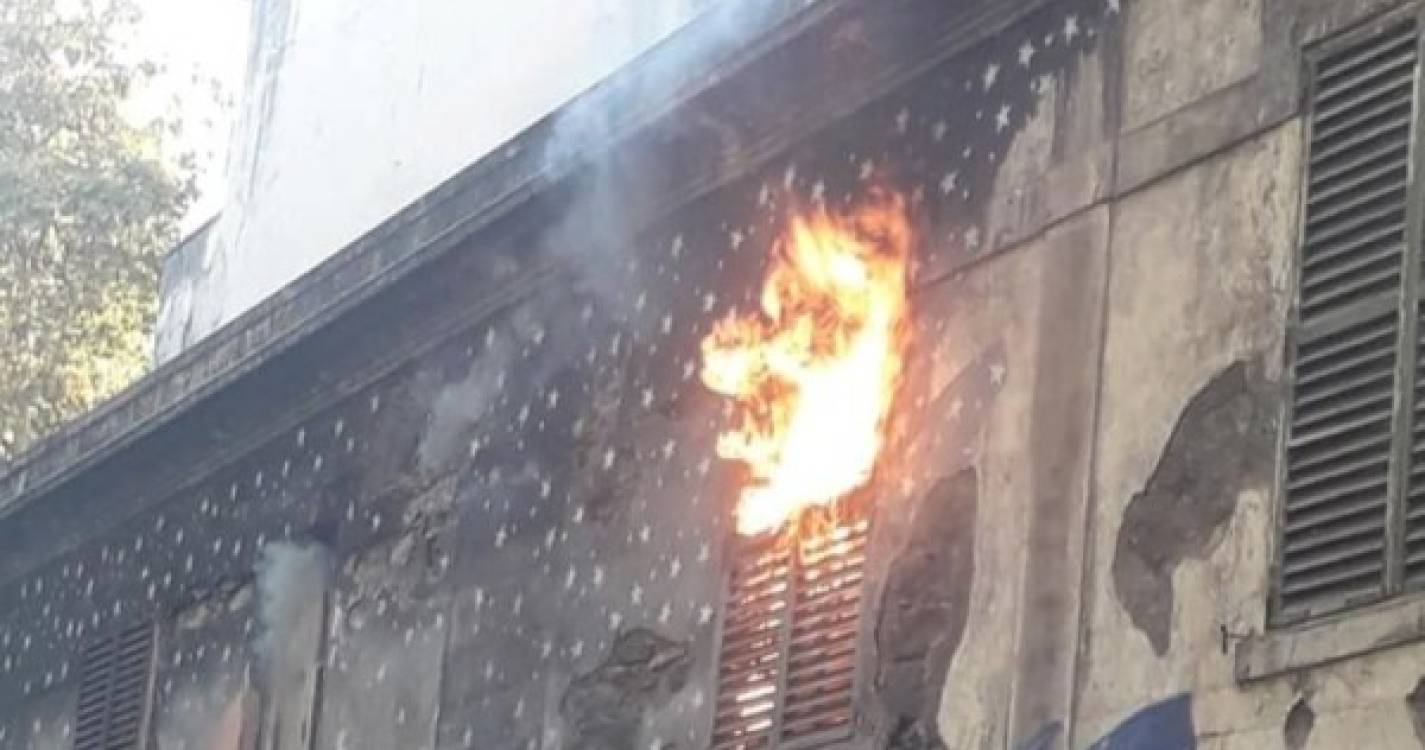 Bombeiros combatem incêndio em edifício desabitado na Zona Velha