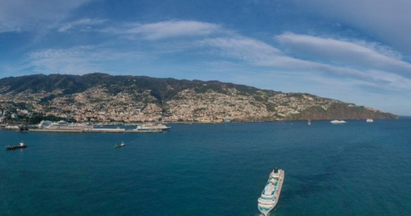 Veja de perto os navios que abrilhantam a baía do Funchal