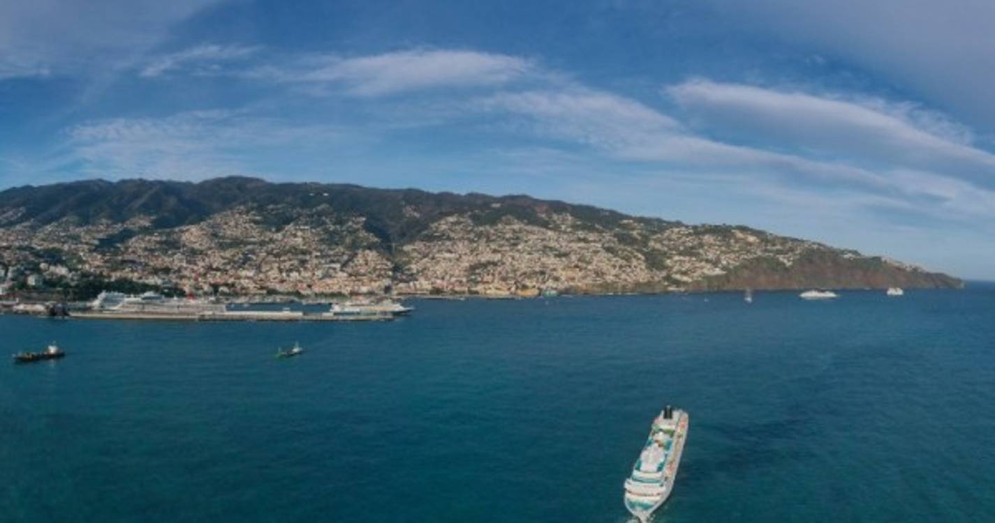 Veja de perto os navios que abrilhantam a baía do Funchal