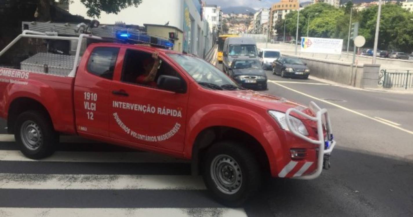 Proteção Civil Municipal do Funchal sinalizou local de pedras que ameaçam cair para estrada