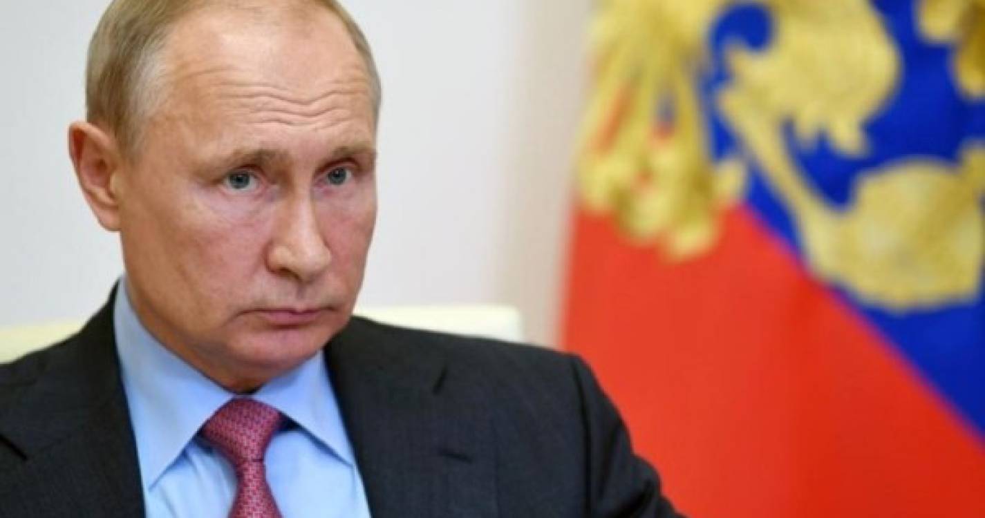 Putin ordena revisão da lei das armas após massacre em escola de Kazan