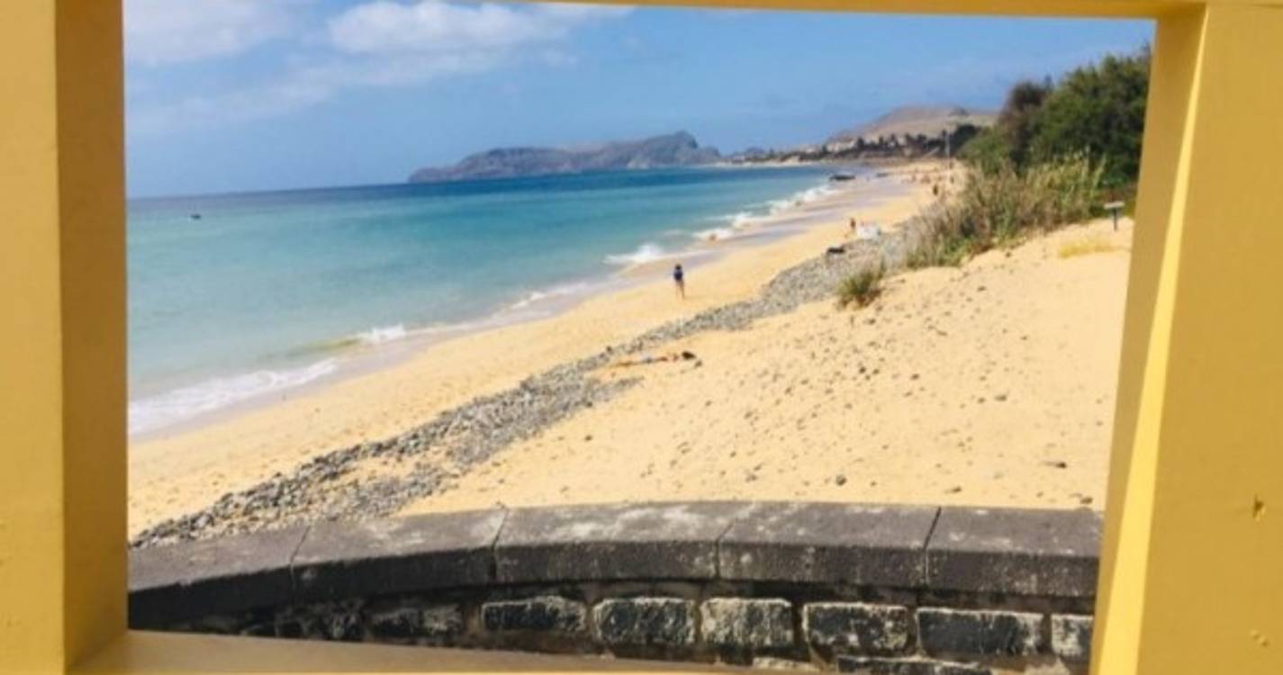 Praia do Porto Santo pode ter intervenção artificial para evitar chegada do calhau (com fotos)