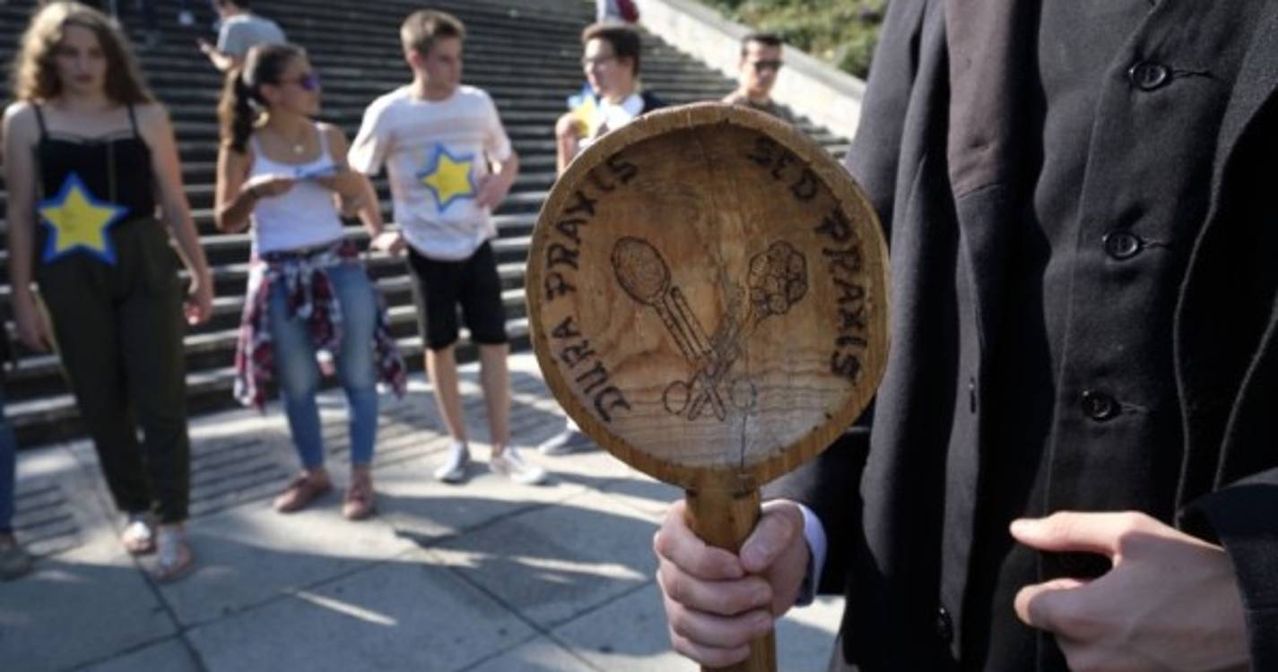 Ministra repudia praxes e pede "alternativas de integração mais positivas"