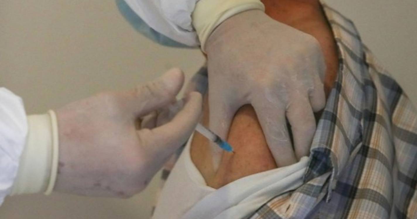 Covid-19: Uma pessoa vacinada baixa em 30% risco de agregado familiar ficar infetado