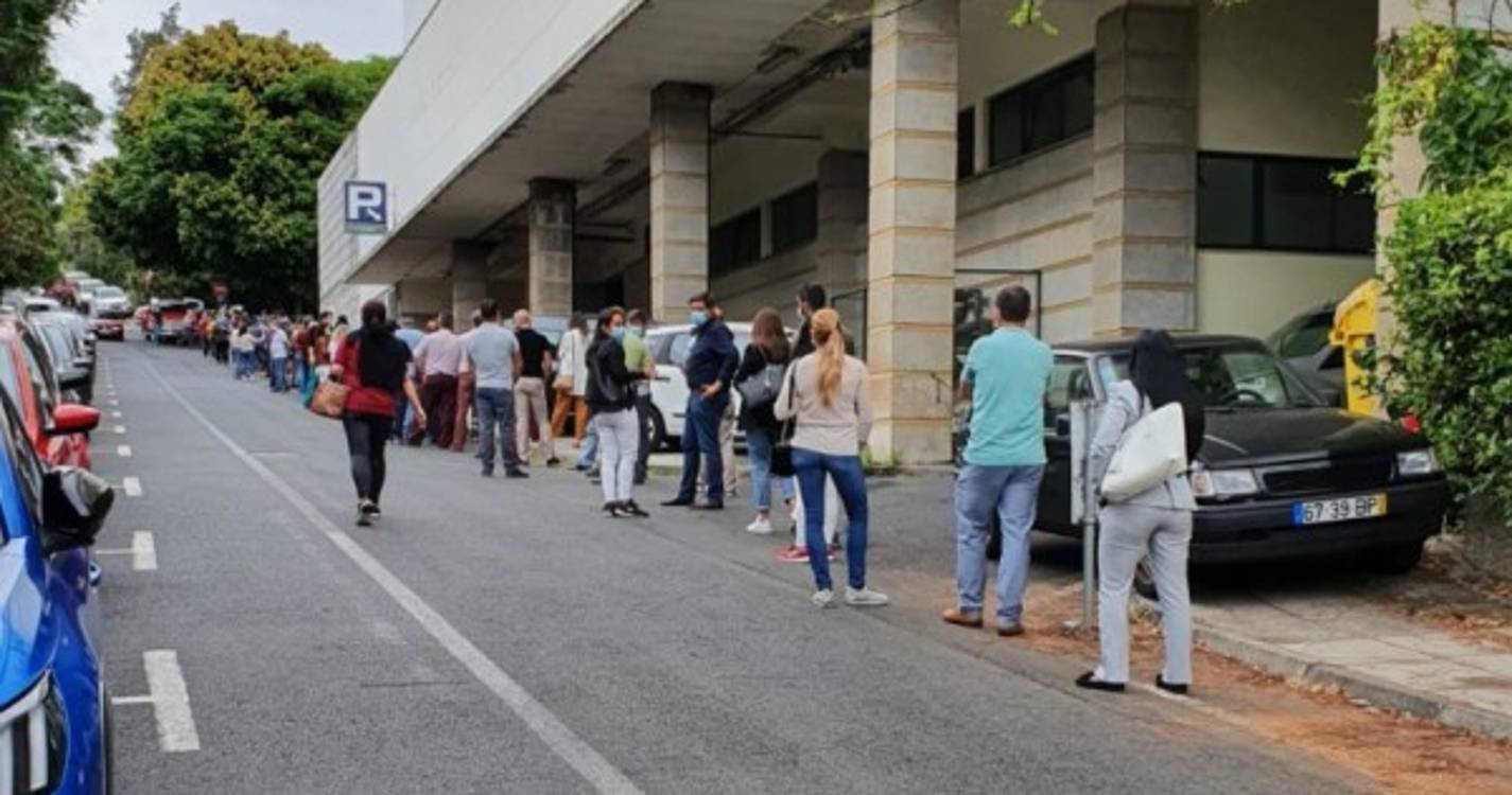 Vacinação contra a covid-19 no Tecnopolo com longa fila de espera