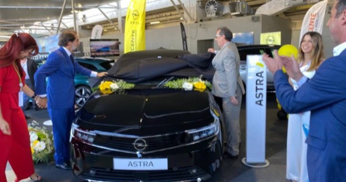 Albuquerque e João Neves desvendam novo Opel Astra na Expomadeira
