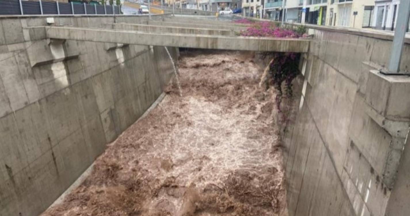 Ribeiras cheias no Funchal geram curiosidade (com fotos e vídeo)