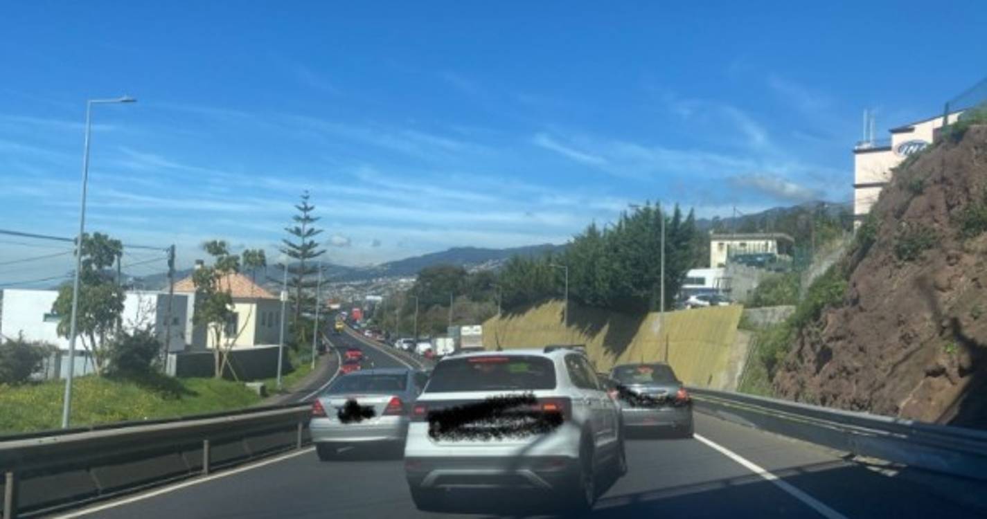 Extensas filas de trânsito complicam circulação depois de dois acidentes na VR1