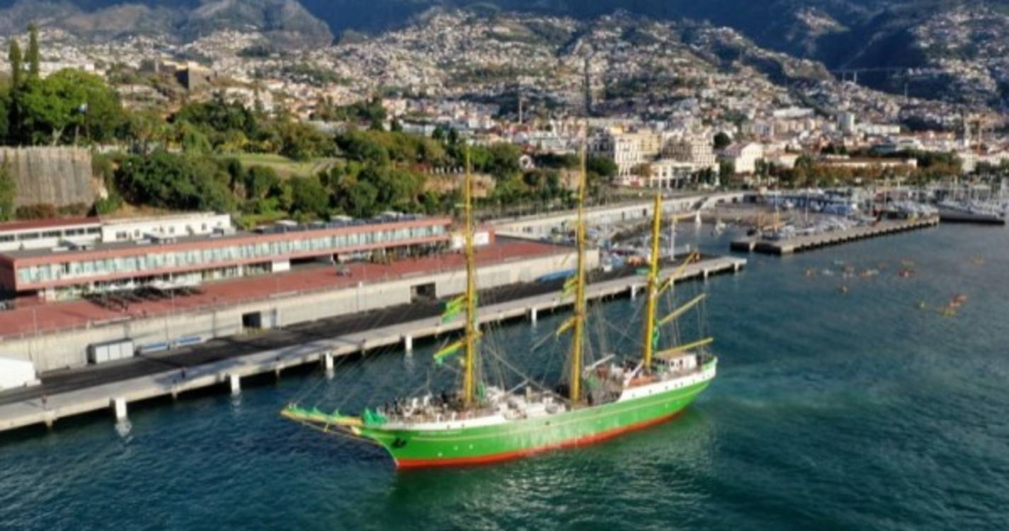 Quinta-feira regista movimento de veleiros na baía funchalense (com fotos)