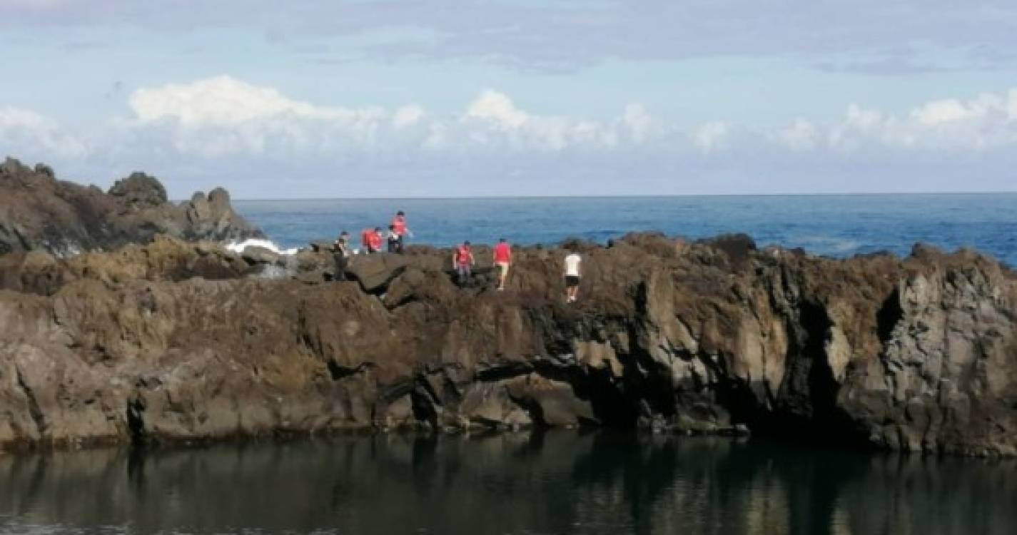Turista escorrega e cai em rochas no Clube Naval do Seixal