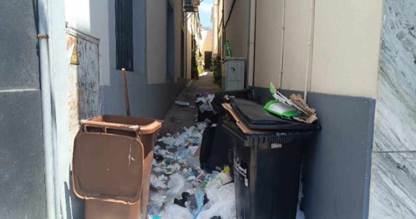 Lixo despejado no Beco do Tintureiro gera indignação