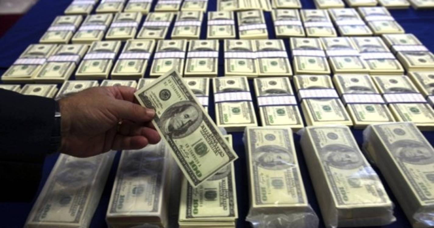 Ucrânia: Moeda ucraniana desvaloriza 25% em relação ao dólar