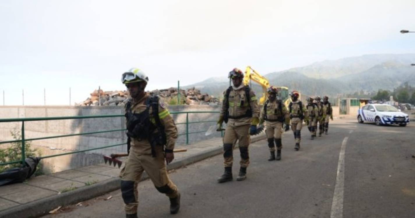Helicóptero está a reabastecer para avançar para o flanco esquerdo do incêndio (com fotos)