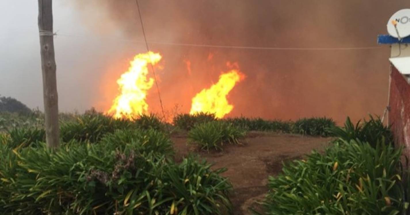 Três fogos ainda ativos