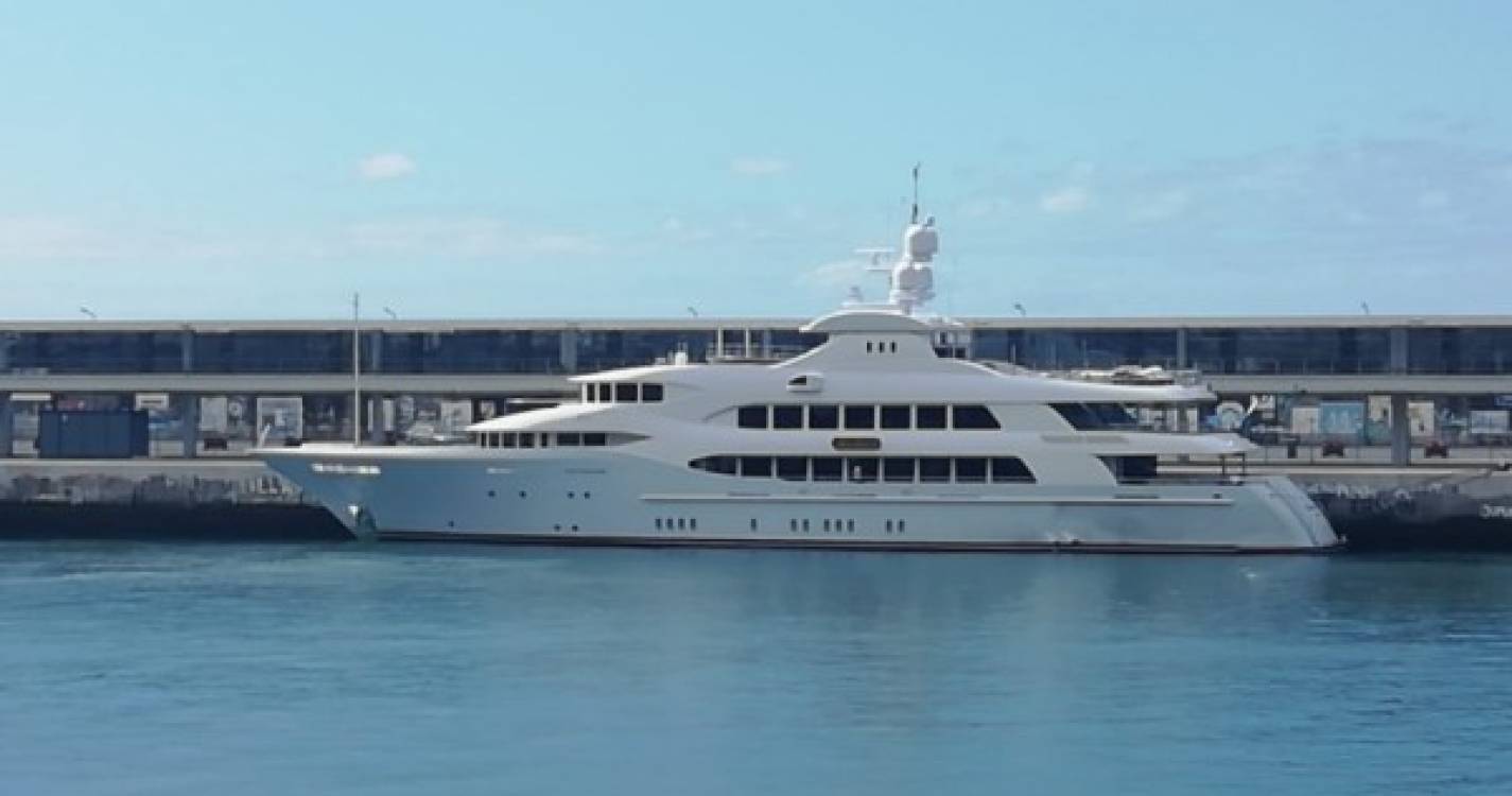 Iate ‘MIA ELISE II’ está na Madeira. Custa cerca de 430 mil euros por semana