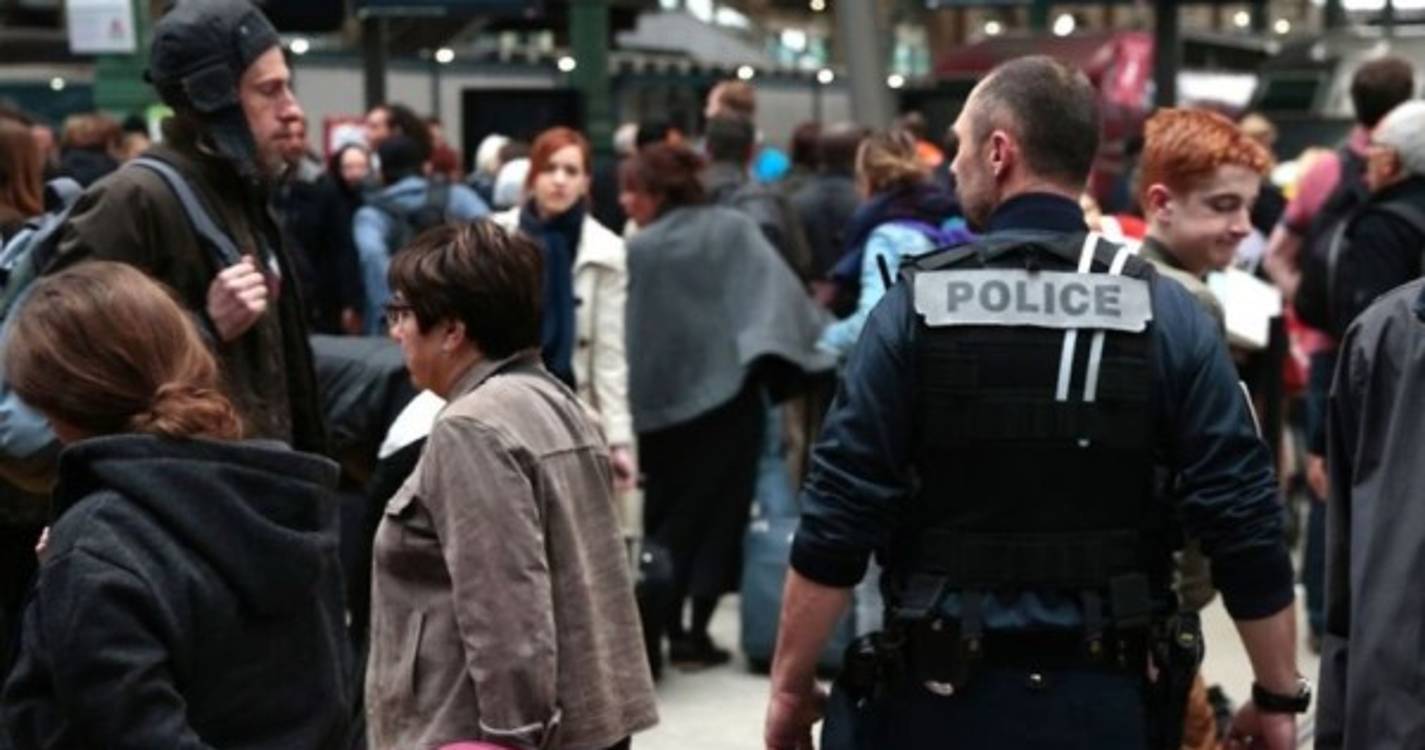 Homem esfaqueou cinco pessoas em estação de comboios de Paris
