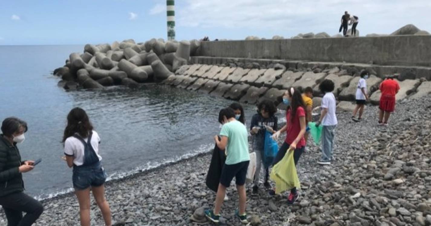 Turma da Escola Gonçalves Zarco sensibiliza para a problemática do lixo marinho na Praia Almirante Reis