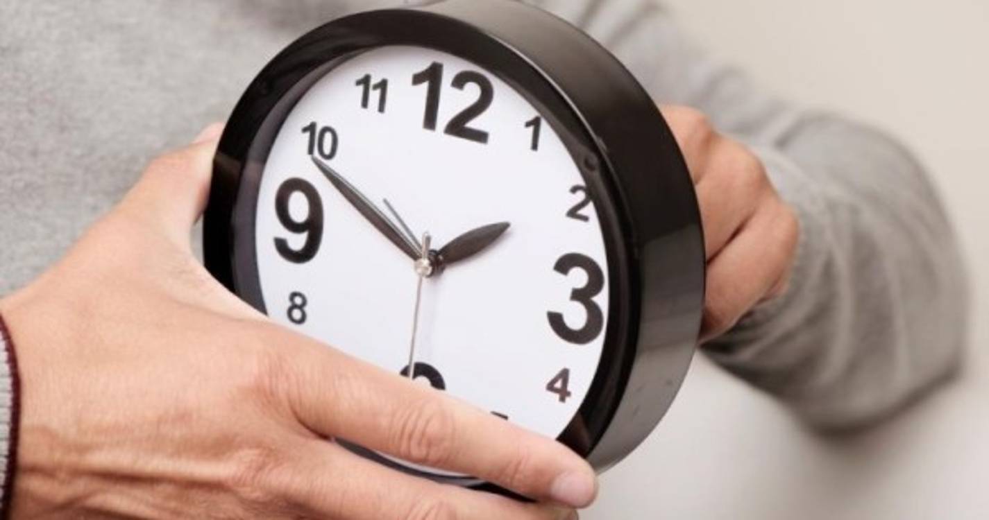 Relógios adiantam uma hora na madrugada de domingo