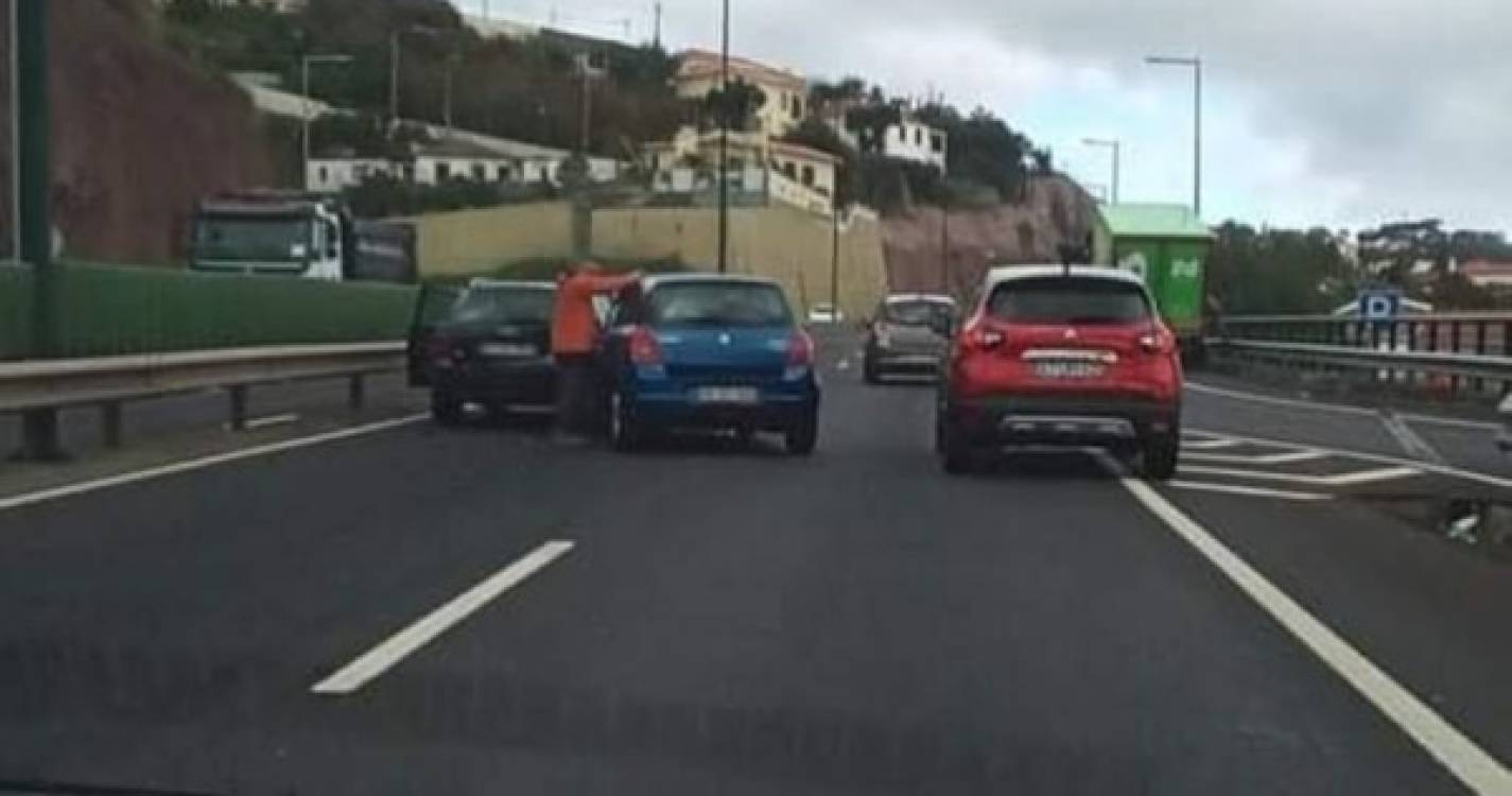 Acidente na via rápida complica trânsito no sentido Funchal - Santa Cruz