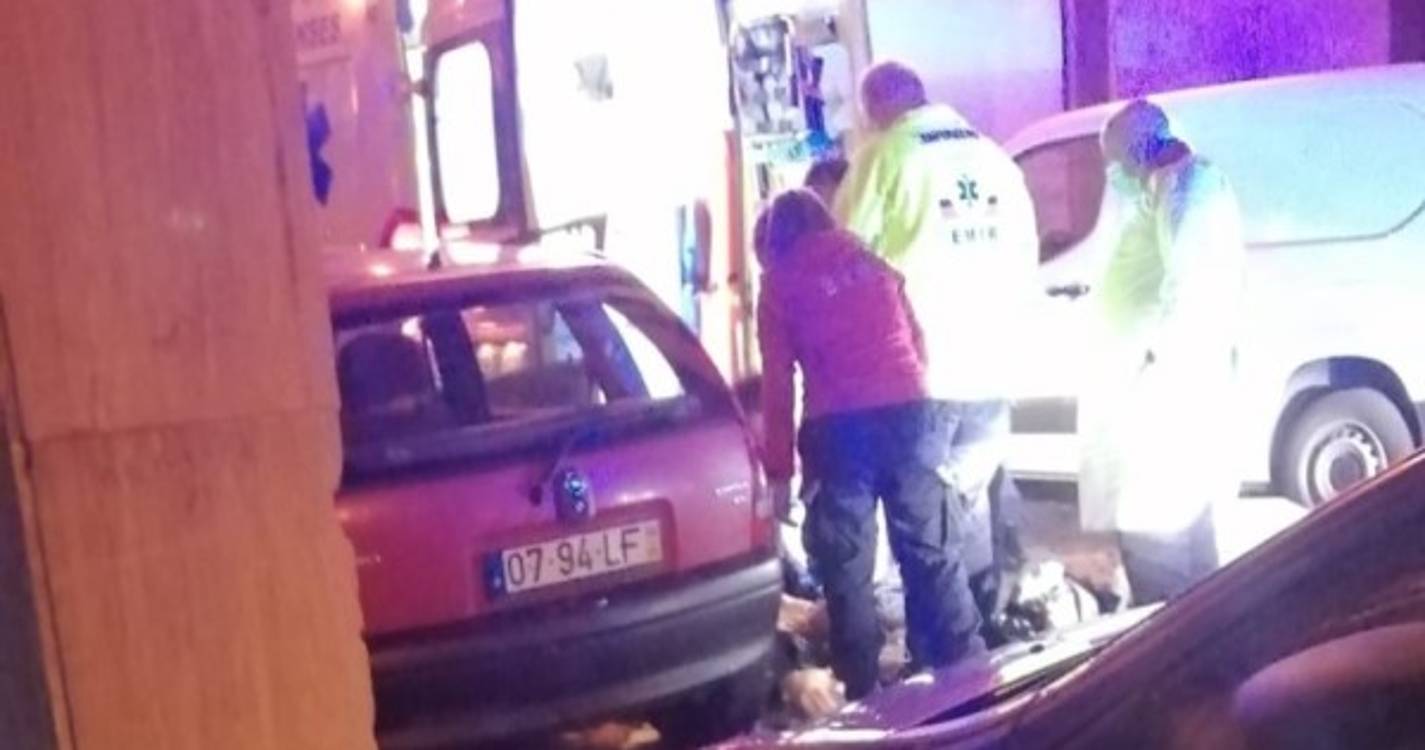 Bombeiros e EMIR tentam salvar vida a cidadão na via pública