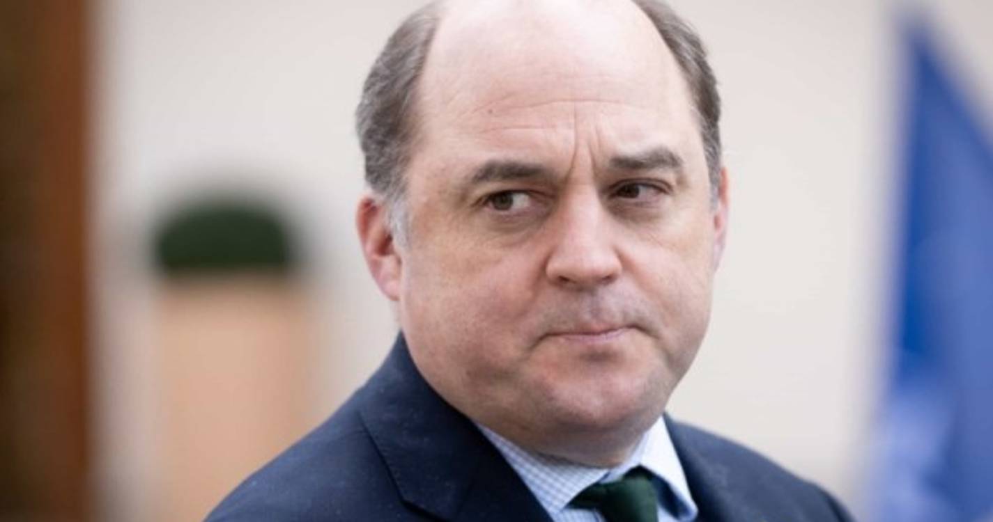 Ministro da Defesa britânico oficializa demissão
