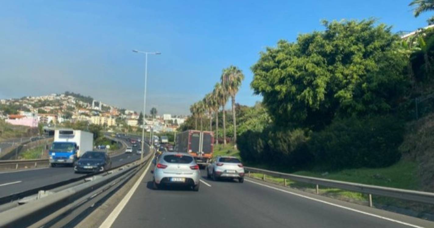 Carrinha avariada na via rápida na zona das Madalenas ‘encerra’ uma via