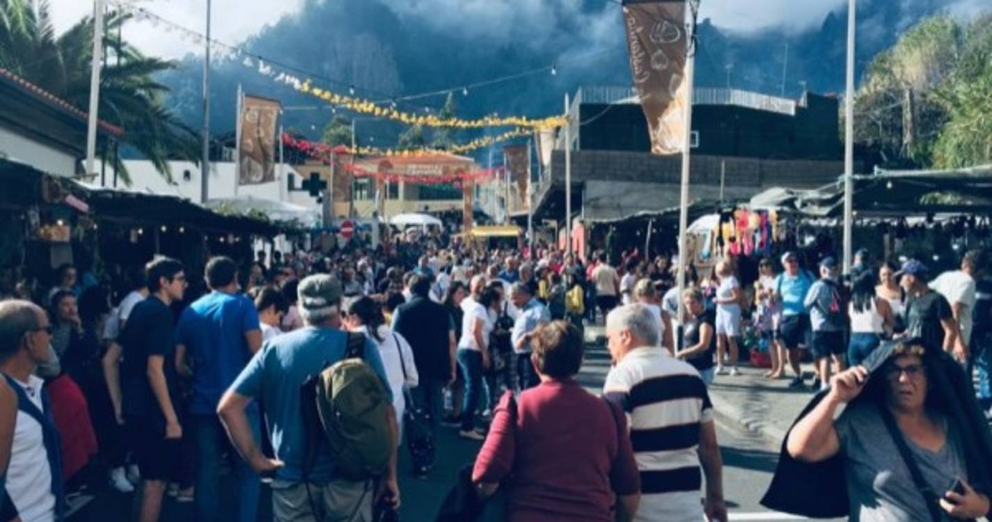 Festa da castanha leva milhares ao Curral das Freiras (com fotos)