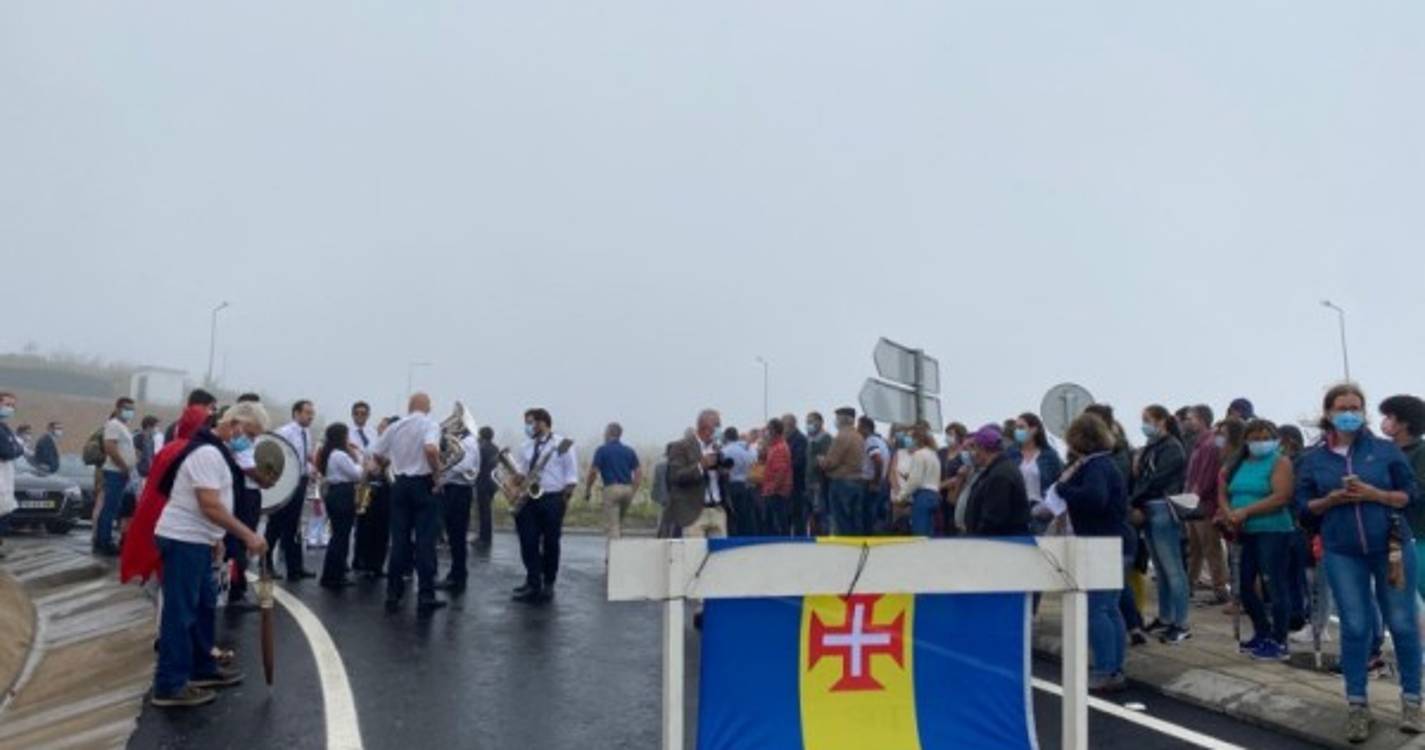 Dezenas de populares acompanham inauguração da via expresso Amparo/Ponta do Pargo