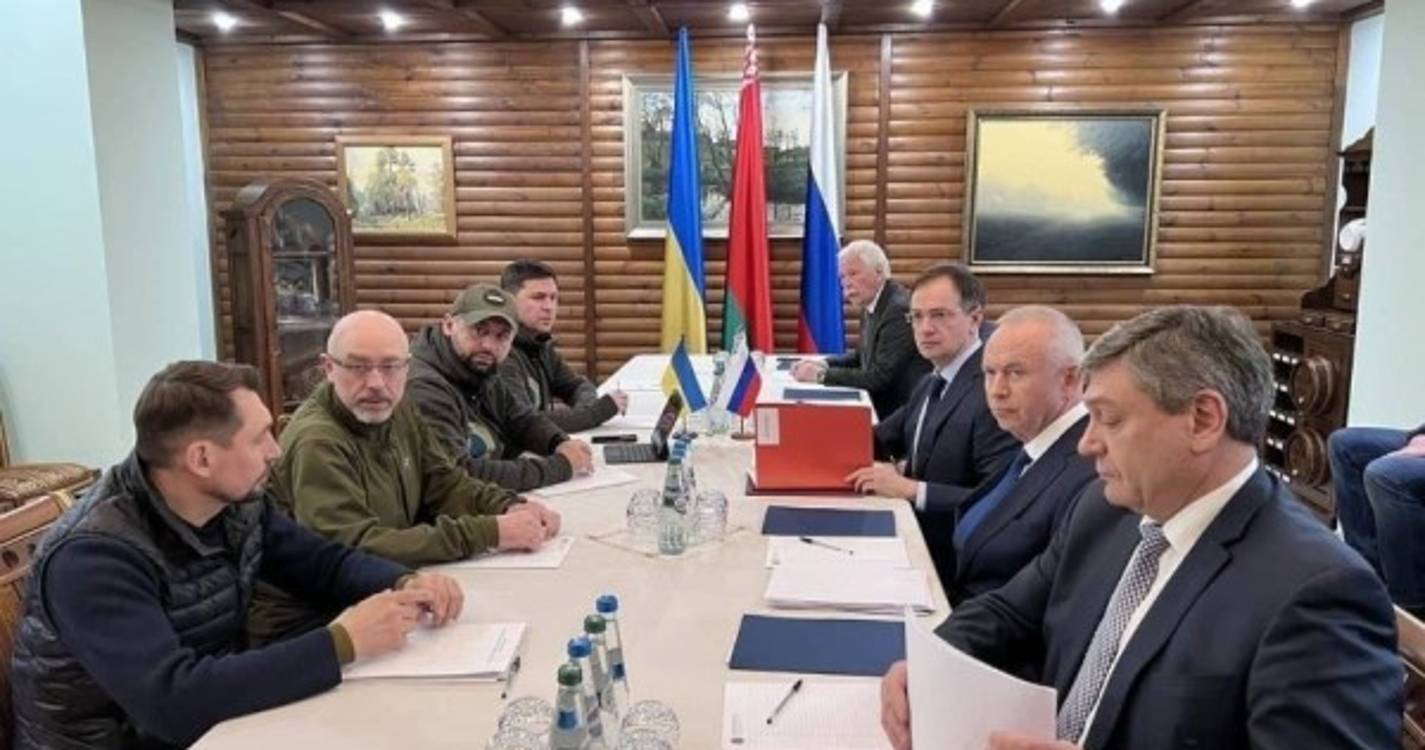 Ucrânia: Rússia diz que negociações continuam mas à distância